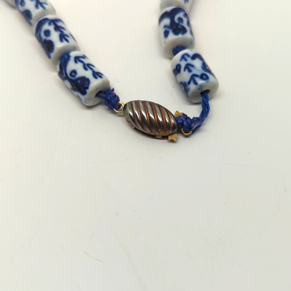 Vintage Floral Blue and White Porcelain Barrel Export Beads Necklace - Picture 4 of 13